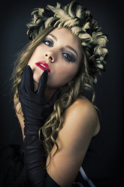 Genç kadın giyiyor tüy şapka