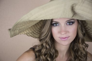 kadın giyiyor büyük şapka