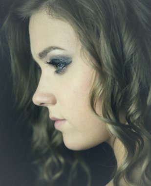 Genç bir kadının profili