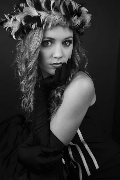 Mujer joven con sombrero de plumas — Foto de Stock