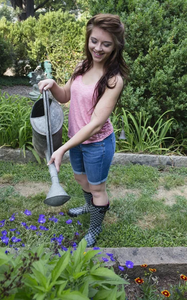 Mujer joven con regadera —  Fotos de Stock