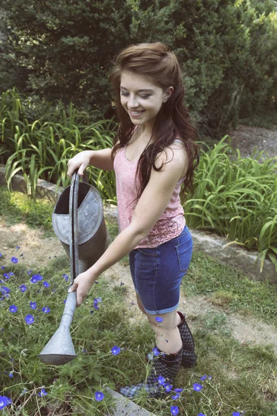 Jeune femme avec arrosoir — Photo