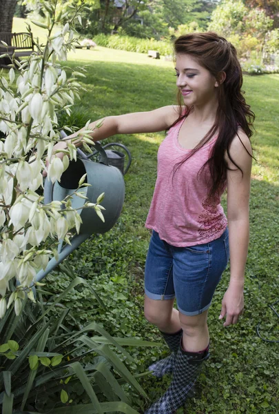 Mujer joven con regadera —  Fotos de Stock