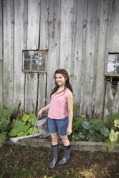 Ung kvinna med vattenkanna — Stockfoto