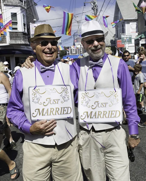 Tocmai căsătorit cuplu gay mers pe jos Provincetown Carnival Parade în Provincetown, Massachusetts . — Fotografie, imagine de stoc