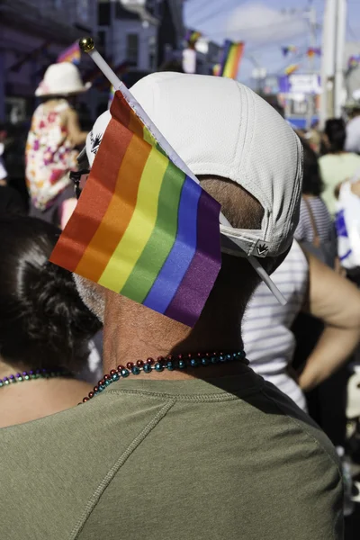 Uomo con la bandiera arcobaleno infilato nel cappello alla 37esima parata annuale di Carnevale di Liguetown, Massachusetts . — Foto Stock