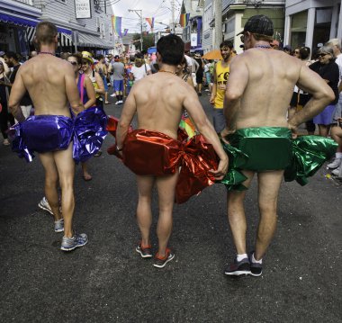37 yıllık Provincetown karnaval geçit Provincetown, Massachusetts yürüyüş insanlar.