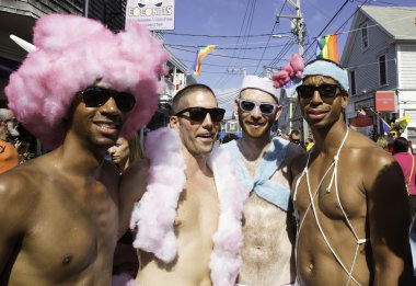 İnsanlar Provincetown karnaval geçit Provincetown, Massachusetts.