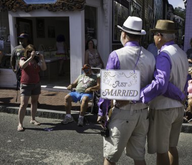 Sadece gay çift Provincetown karnaval geçit Provincetown, Massachusetts yürüyüş evli.