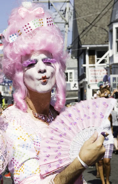 Drag queen w różowych peruk chodzenie w Provincetown parady karnawałowe w Provincetown. — Zdjęcie stockowe