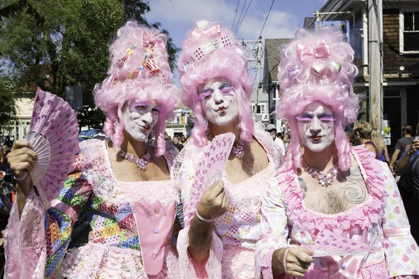 Drag queens i rosa peruker promenader i Provincetown Carnival Parade i Provincetown, Massachusetts. — Stockfoto