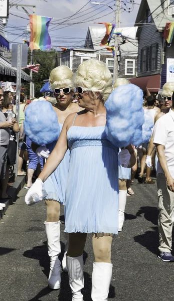 Drag queens marchant dans le Provincetown Carnival Parade à Provincetown, Massachusetts . — Photo