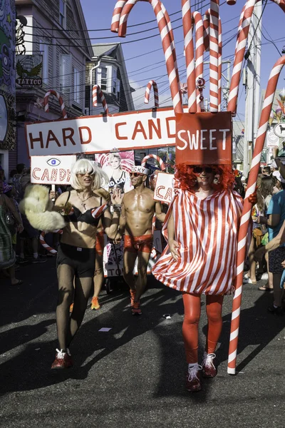 Gente caminando en el desfile de carnaval de Provincetown en Provincetown, Massachusetts . —  Fotos de Stock