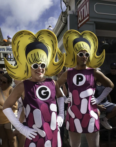 Människor som vandrar i Provincetown Carnival Parade i Provincetown, Massachusetts. — Stockfoto