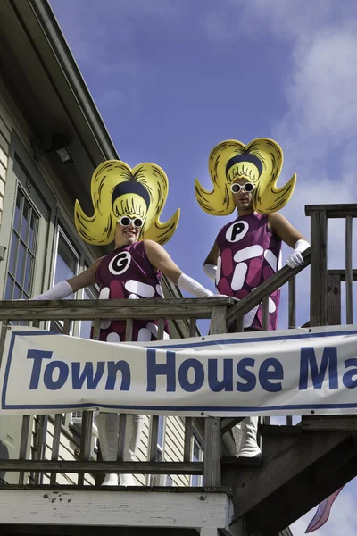 Pessoas caminhando na Parada do Carnaval Provincetown em Provincetown, Massachusetts . — Fotografia de Stock