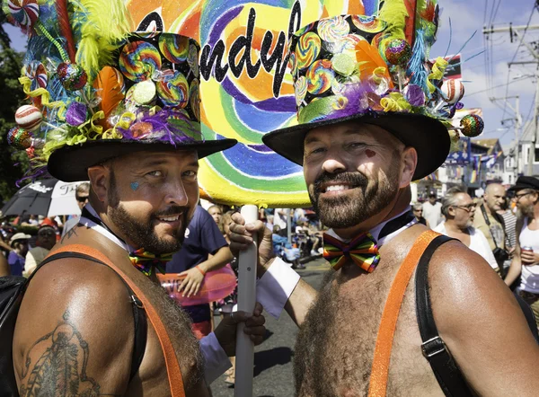 プロビンスタウン、マサチューセッツ州プロビンスタウン カーニバル パレードで歩くの帽子を身に着けている二人の男. ロイヤリティフリーのストック画像