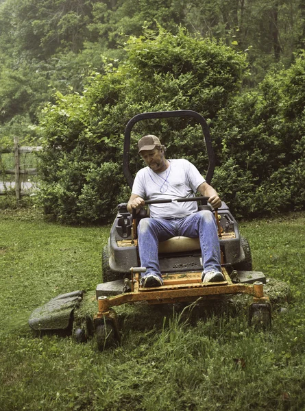 Homme coupant l'herbe sur tondeuse à gazon — Photo