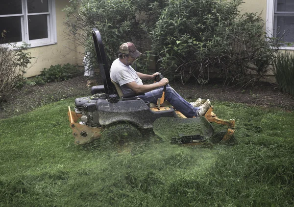 Man cutting grass on riding lawnmower — Stock Photo, Image