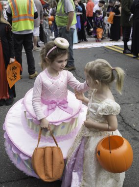 Warrenton, Virginia, ABD-Ekim 26, 2015: Halloween Happyfest geçit Warrenton, Virginia yürüyüş kostümleri küçük kızlar.