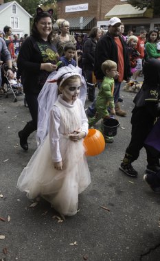 Warrenton, Virginia, ABD-Ekim 26, 2015: Halloween Happyfest geçit Warrenton, Virginia yürüyüş kostüm küçük kız. 