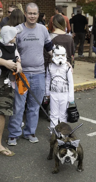 Warrenton, Virginia, USA-October 26, 2015: People in costume walking in The Halloween Happyfest Parade in Warrenton, Virginia. — Stock Photo, Image