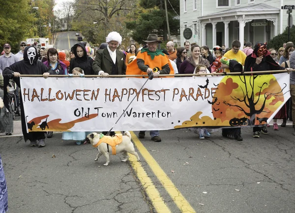 Warrenton, Virginia, Usa-oktober 26, 2015: människor i kostym går i The Halloween Happyfest Parade i Warrenton, Virginia. — Stockfoto