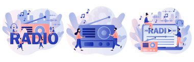 Radyo yayında. Kasetçalar, müzik, müzik, talk şov dinleyen küçük insanlar. Konukların internet röportajları. Eski telsiz. Modern düz çizgi film tarzı. Beyaz arkaplanda vektör illüstrasyonu