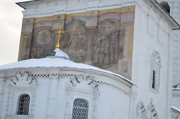 Lysthus på bakgrunn av den ortodokse kirke – stockfoto