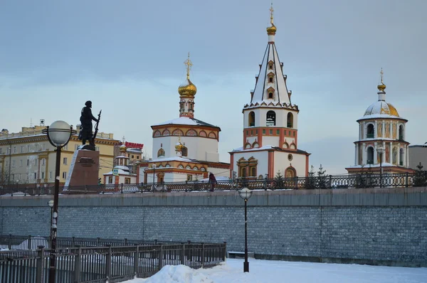 Embankment no fundo da igreja. Irkutsk cidade — Fotografia de Stock