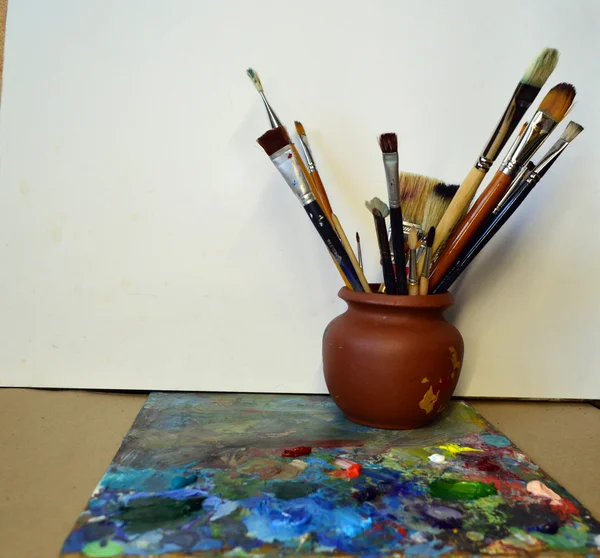 Oil paint palette and paint brush — Stock Photo, Image