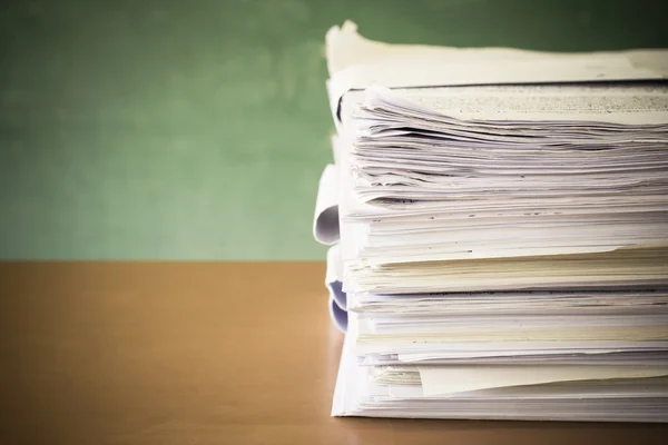 Yazı tahtası üzerinde kağıt yığınını