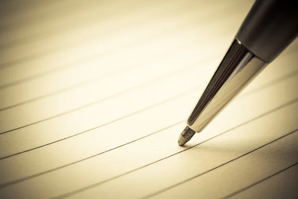 Feche uma caneta no caderno com efeito retro — Fotografia de Stock