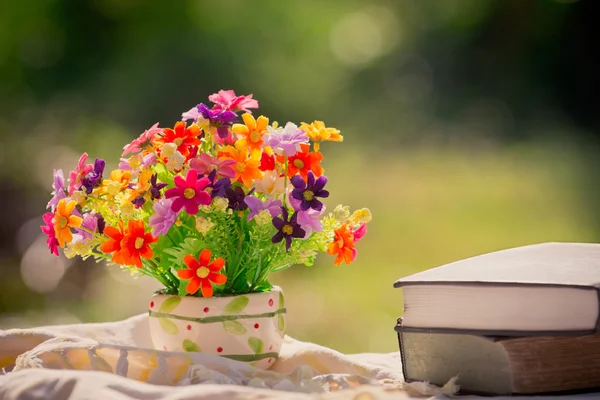 Buquê de flores e livro no fundo da natureza — Fotografia de Stock