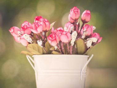 Retro filtre efekti ile güzel yapay gül