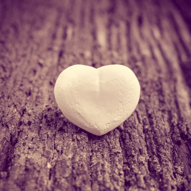 Retro filtre efekti ahşap doku zemin üzerine beyaz kalp