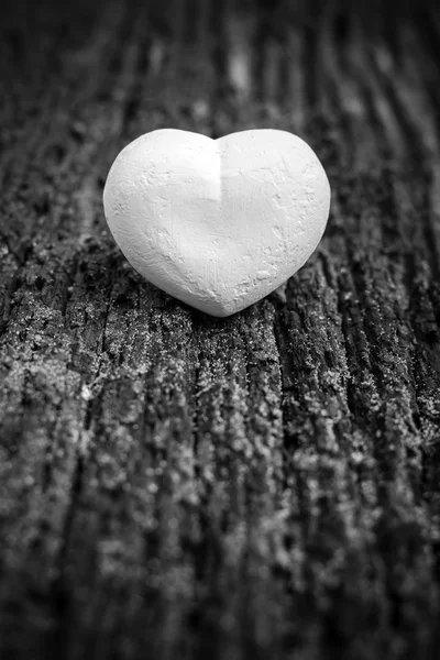 Noir et blanc : Coeur blanc sur fond de texture en bois — Photo