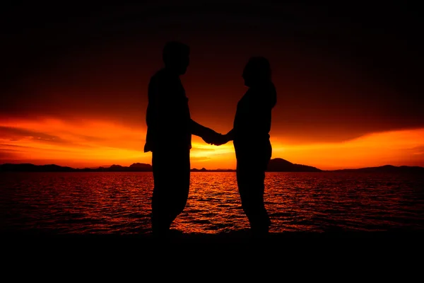 Çift silüeti gündoğumu