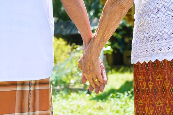 アジアの老夫婦が手を繋いでいます。 — ストック写真