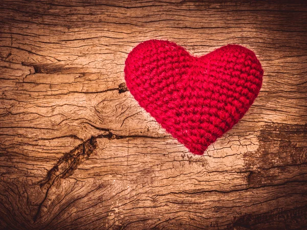 Vintage láska srdce na dřevěné textury pozadí, valentines day koncept — Stock fotografie