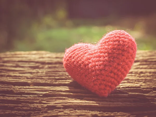 Vintage aşk kalp ahşap doku arka plan, Sevgililer günü kavramı üzerinde