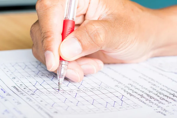 öğrencilerin sınav kağıtları