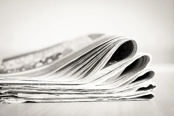 Gazeteler katlanmış ve kavram küresel iletişim için yığılmış