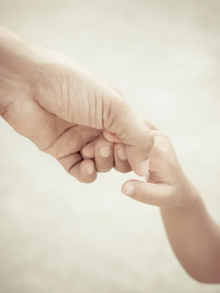 Çocuk elini tutarak anne — Stok fotoğraf