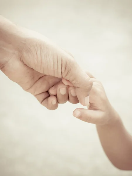 Moeder met een hand van kind — Stockfoto