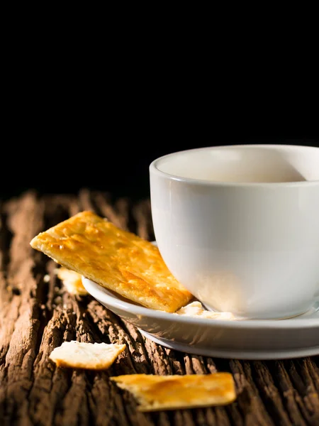 Tasse à café et pain sur bois — Photo