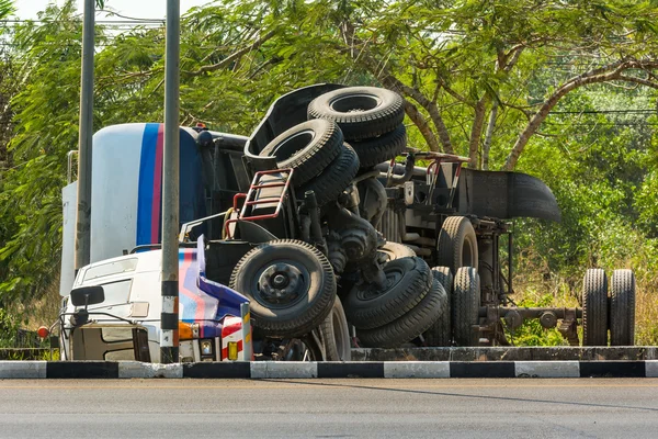 在公路上被掀翻的卡车事故 — 图库照片