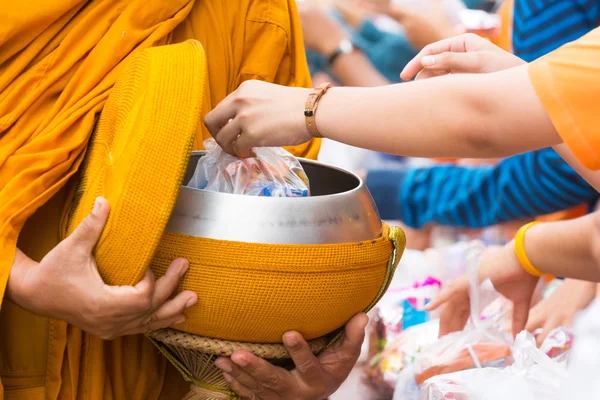 Offer food to monk — Stock Photo, Image