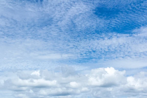 Céu azul com nuvens brancas — Fotografia de Stock