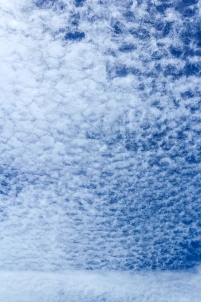 Ciel bleu avec des nuages blancs — Photo