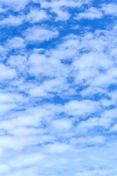 Céu azul com nuvens brancas — Fotografia de Stock